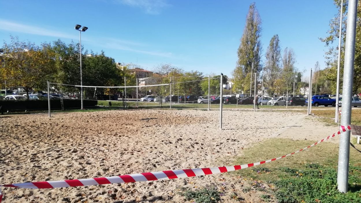 Precintades les zones esportives dels parcs infantils