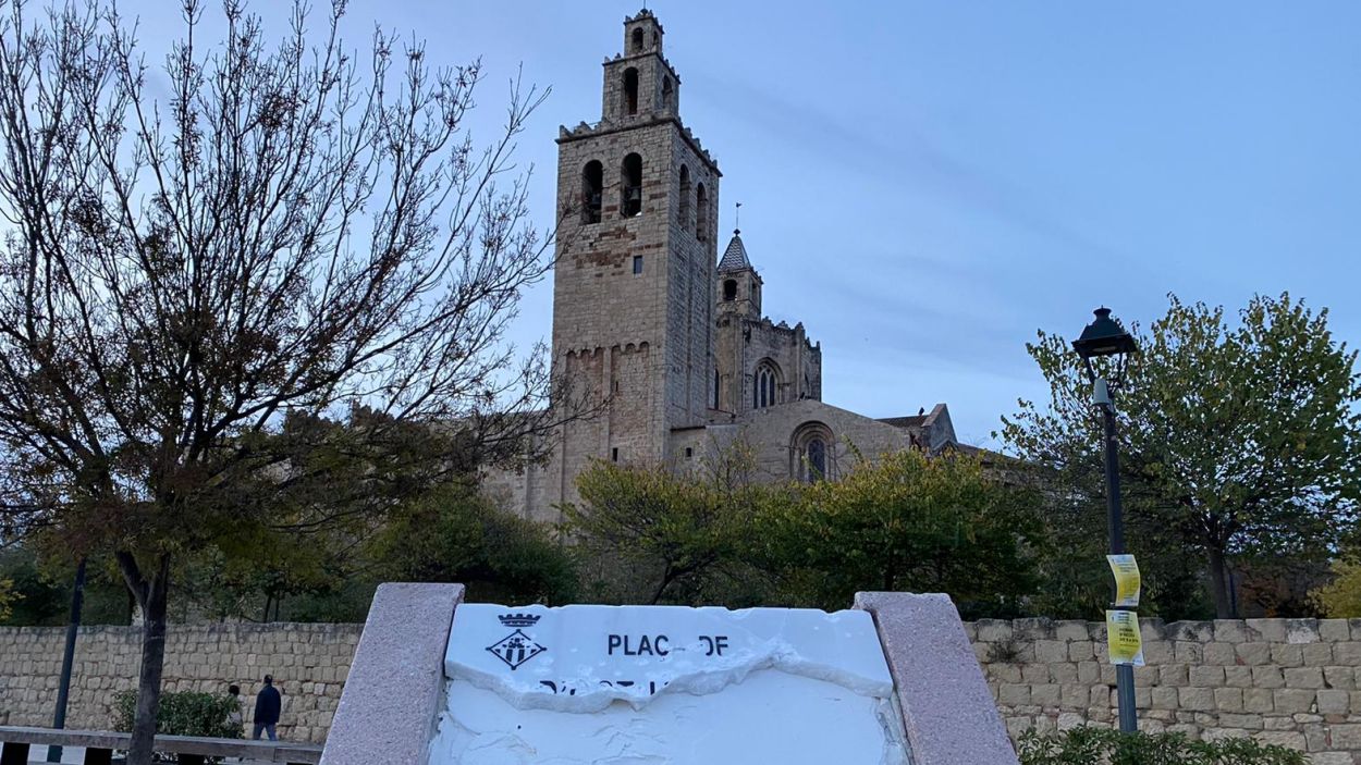 Tornen a trencar la placa de la plaça de l'U d'Octubre