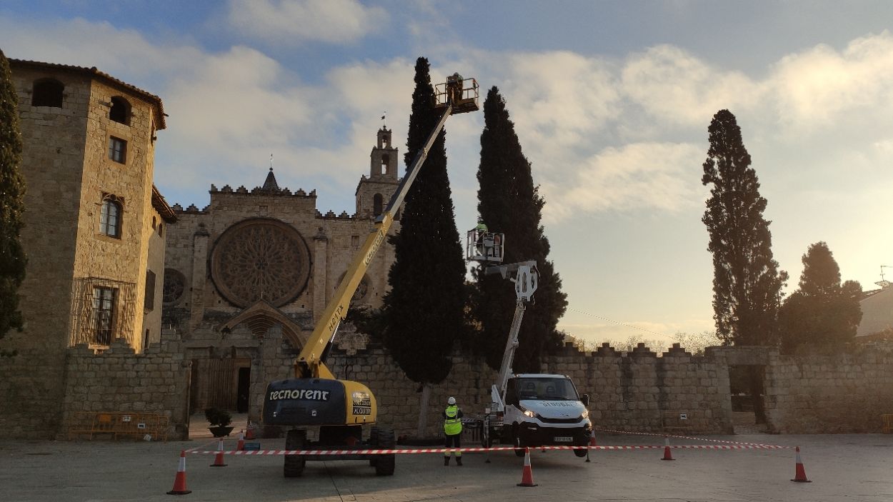 Comencen a instal·lar els llums de Nadal