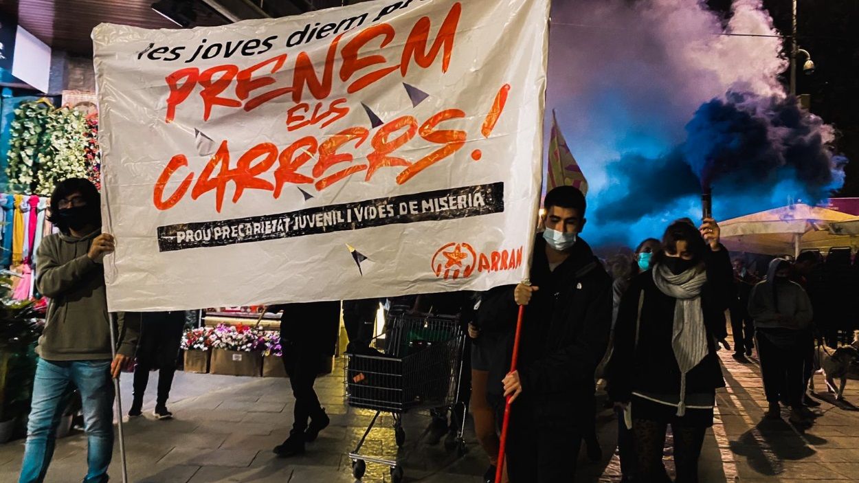 Prop d'un centenar de joves reivindica als carrers de Sant Cugat 