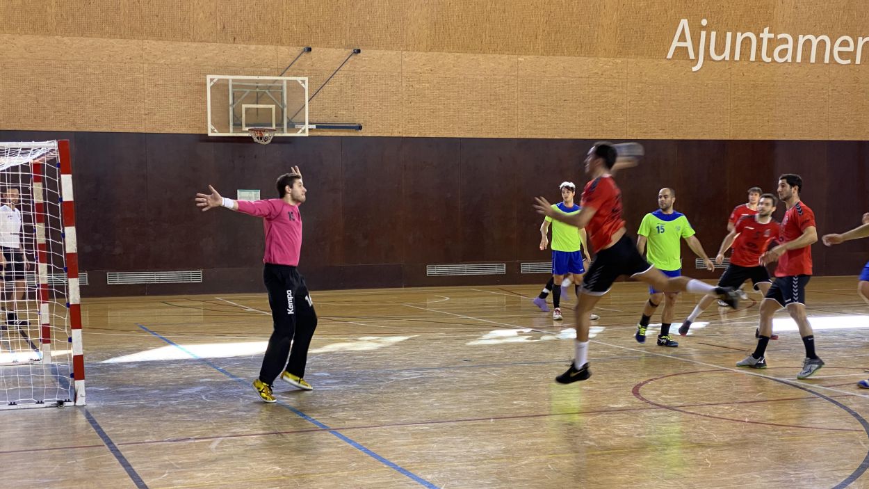 Cinquena victòria consecutiva de l'Handbol Sant Cugat que es manté colíder de la categoria