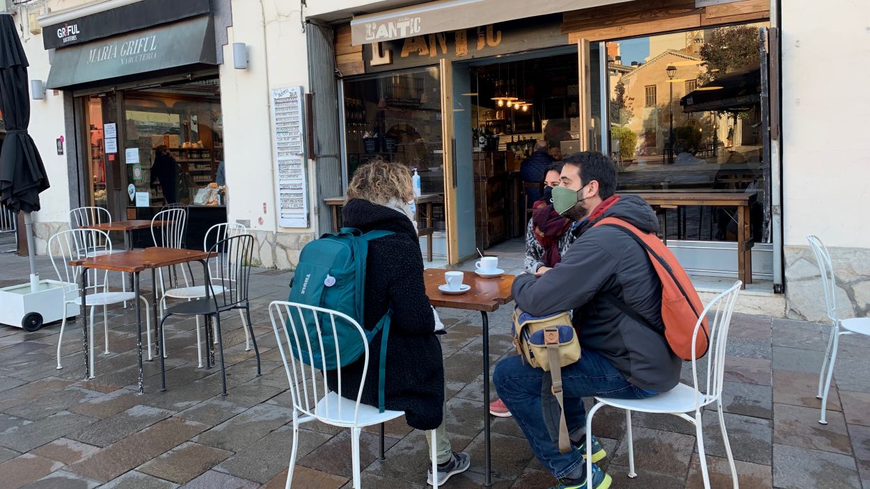 [Crònica] Terrasses de bars obertes, però poca gent asseguda