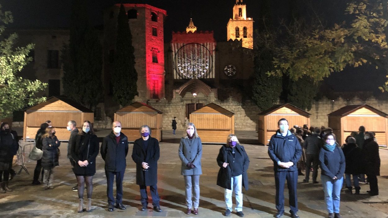El Monestir de Sant Cugat s'il·lumina per simbolitzar la xacra de la violència masclista
