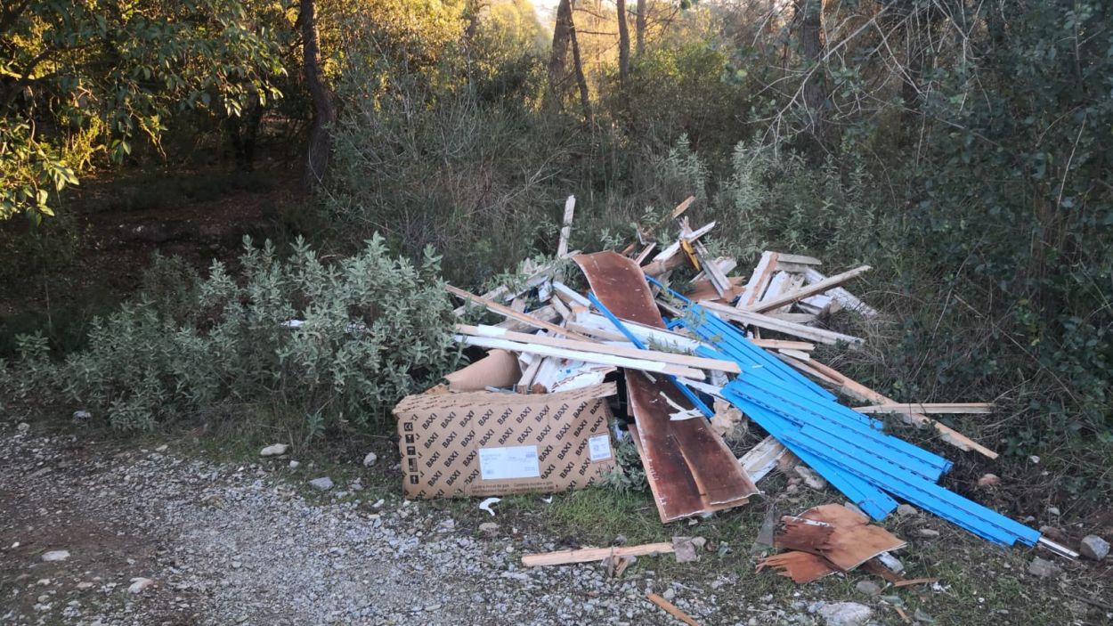 Incivisme a Valldoreix: aboquen deixalles i runes al camí de la Salut