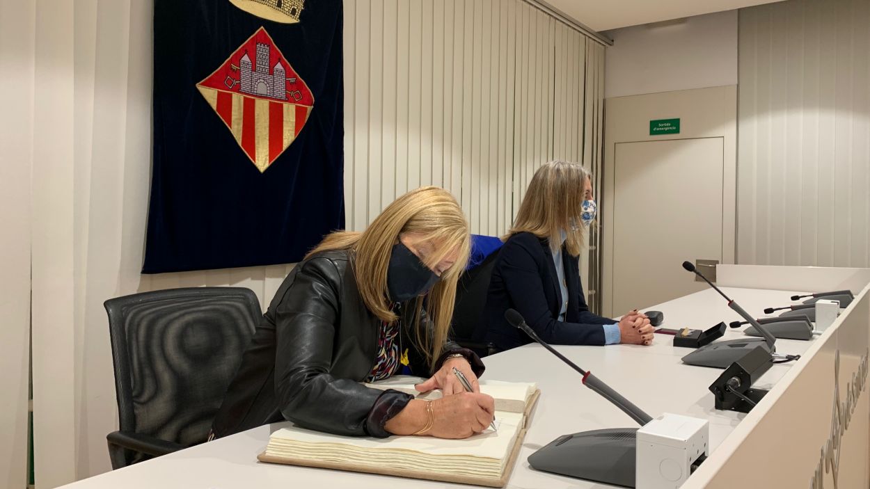 La consellera Àngels Ponsa signa el Llibre d'Honor de Sant Cugat, la ciutat on va descobrir la seva 