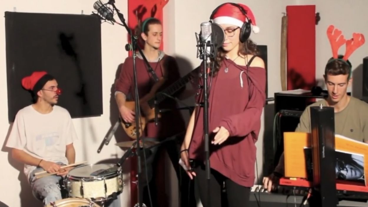 Música nadalenca al carrer amb Xmas Tree
