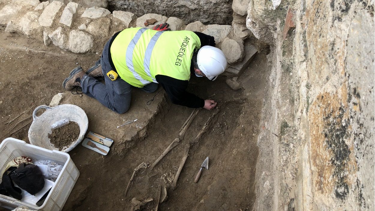 Quatre esquelets del segle XI trobats al Monestir de Sant Cugat confirmarien l'ús funerari del monument