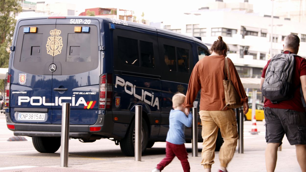 Desarticulada una trama dedicada a vendre precontractes de feina per obtenir el certificat d'assignació del NIE