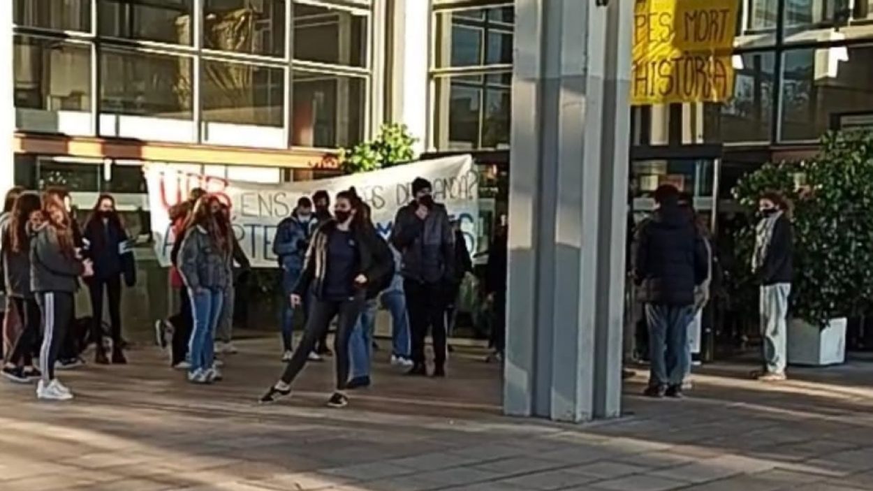 Els sindicats d'estudiants de la UAB ocupen el rectorat