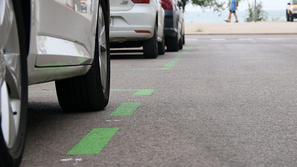 Alt: Les àrees verdes i blaves d'aparcament de Sant Cugat, gratuïtes durant l'agost