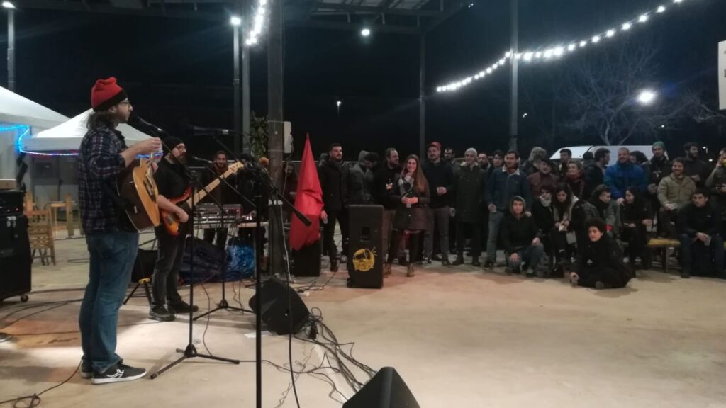 Alt: Torna el Karaoke de Nadal de Dissidència Sònica
