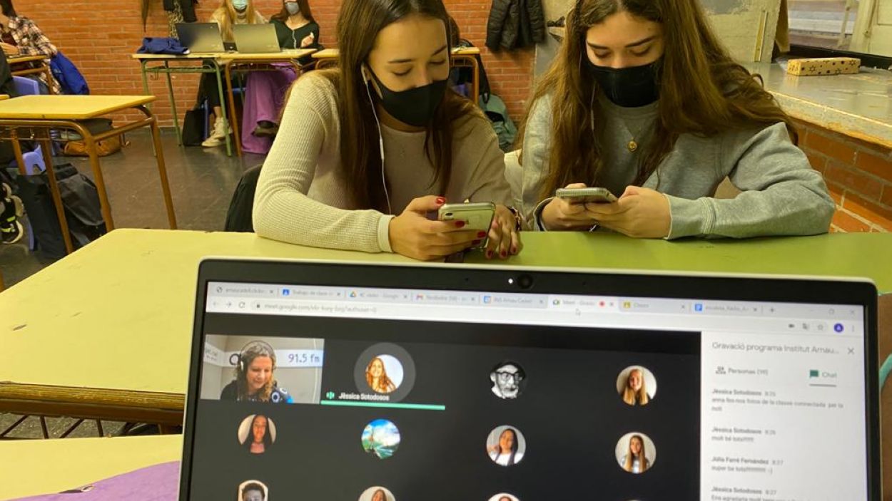 Els alumnes de l'Institut Arnau Cadell han tornat a la ràdio per Nadal