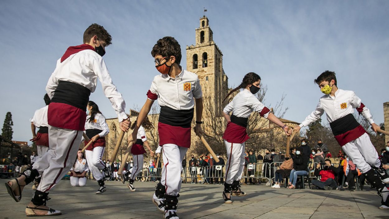 La cultura popular de Sant Cugat torna a sortir al carrer amb una ballada solidària