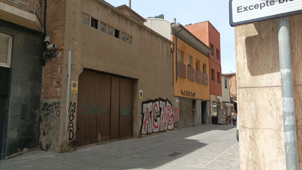 Alt: La Policia Local té un dispositiu de vigilància de la casa ocupada al carrer Plana de l'Hospital