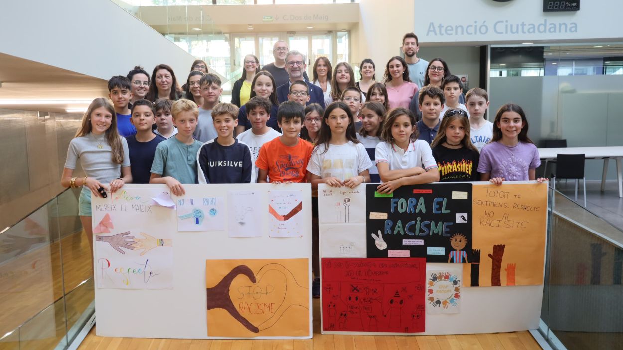 El Consell d'Infants fa una empaperada 
antiracista com a acte de cloenda