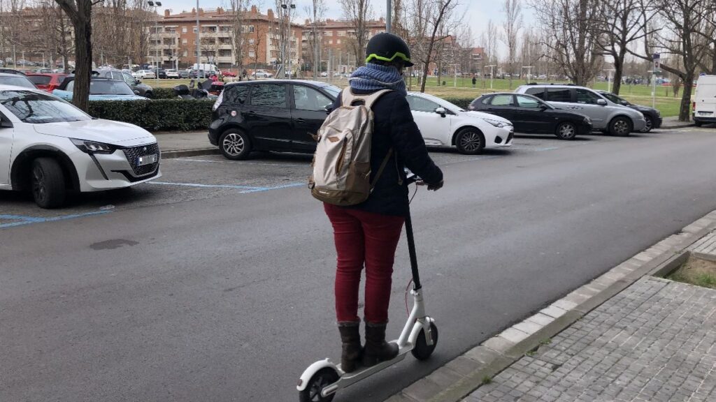 Cal regular la circulació de patinets elèctrics per l'eix de vianants?