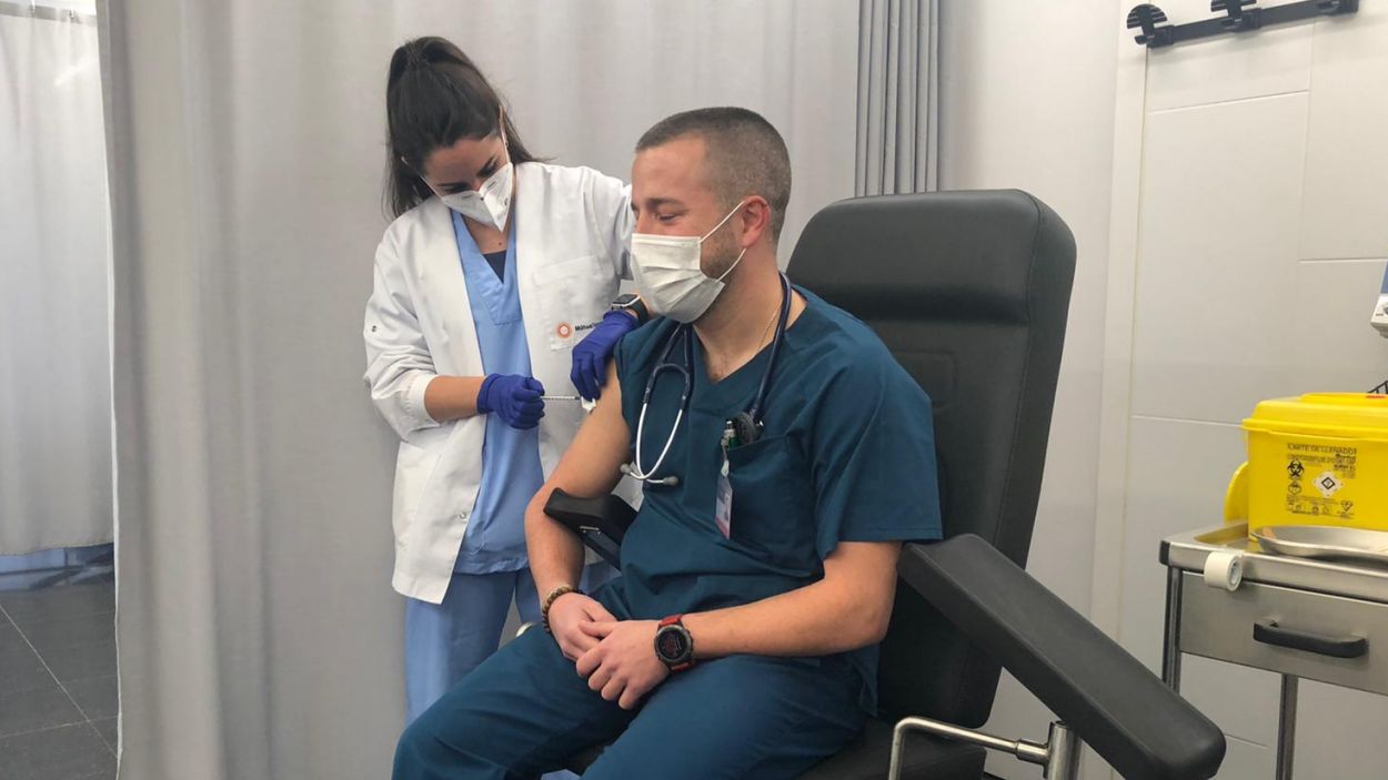 Els sanitaris dels CAP de Sant Cugat es vacunen contra la Covid-19