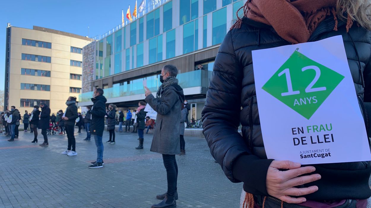 Un centenar de treballadors interins de l'Ajuntament es concentren a la plaça de la Vila