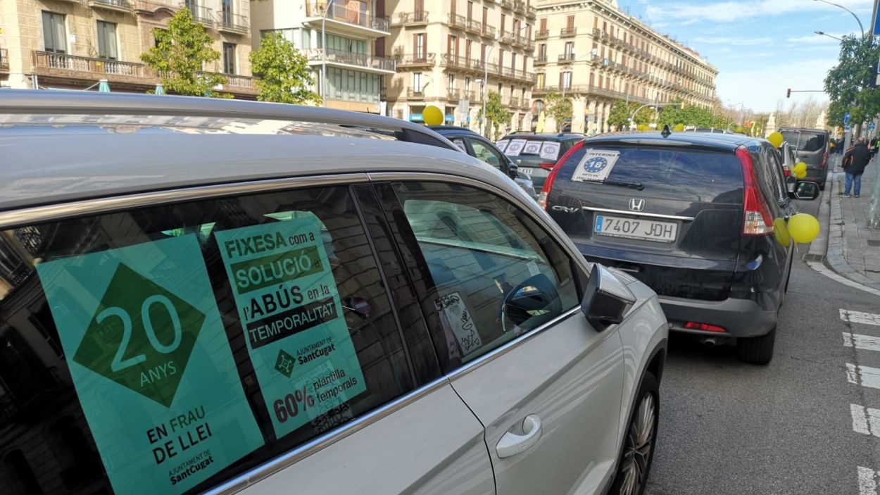 Interins de l'Ajuntament s'uneixen a la caravana de vehicles a Barcelona per reclamar la seva fixesa