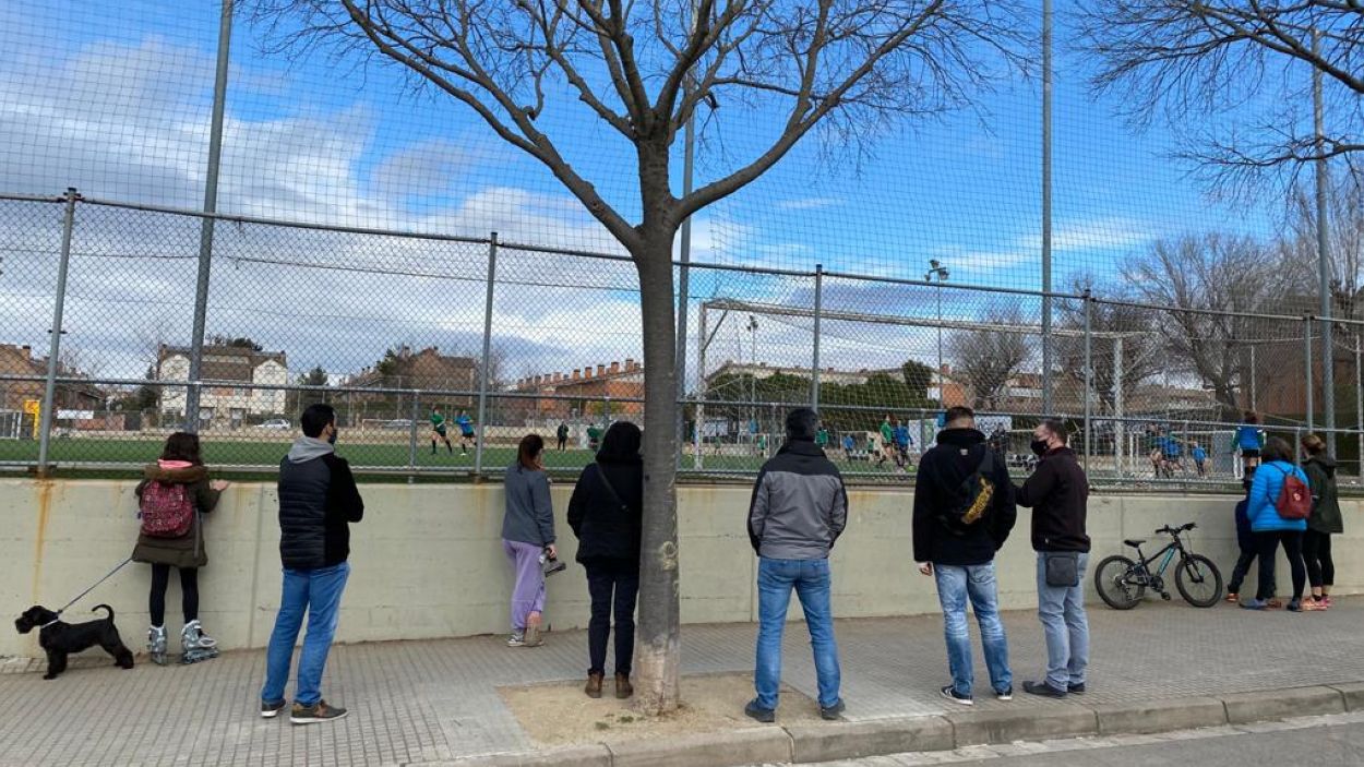 Les famílies demanen poder entrar als recintes esportius per veure les activitats dels seus fills