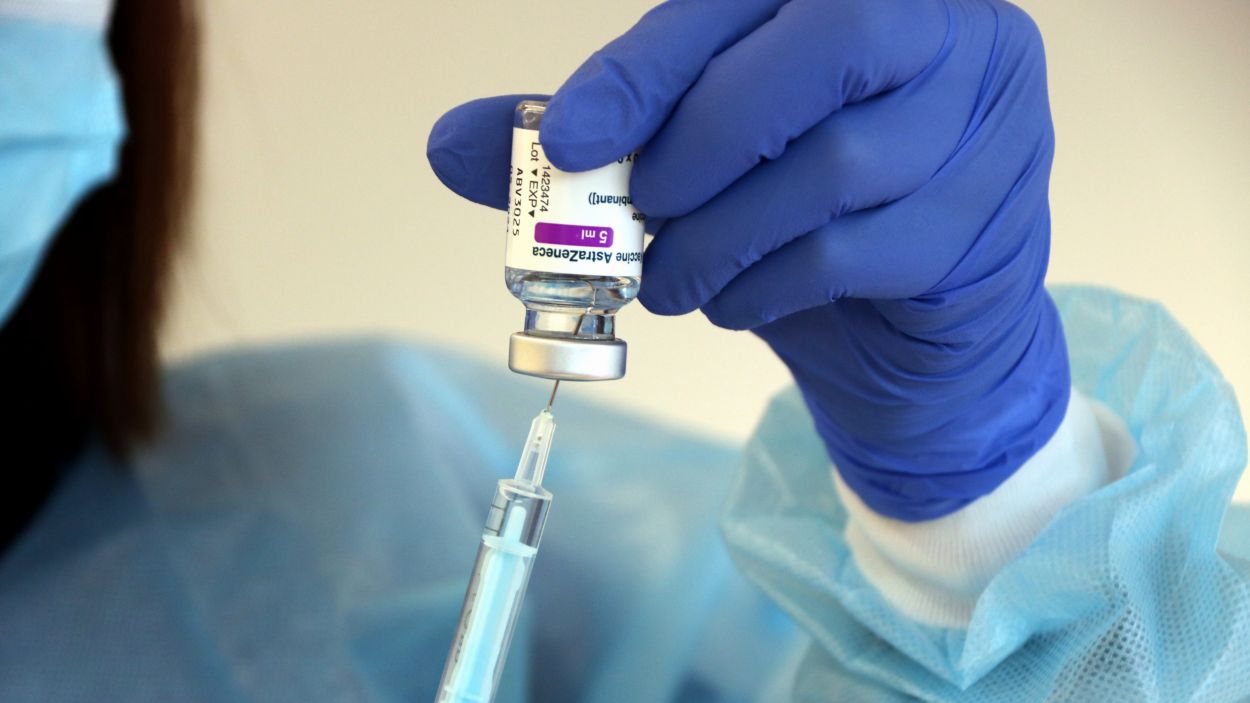 Educació preveu vacunar els joves de 12 a 16 anys als instituts