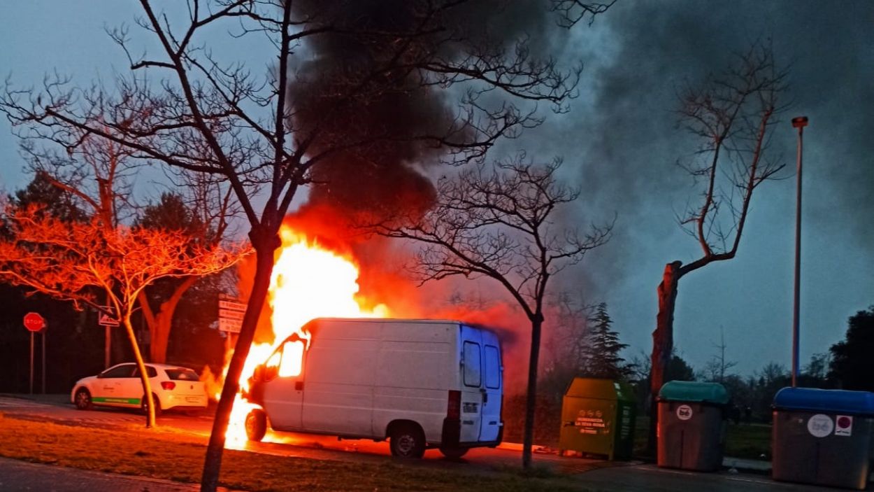 Crema una furgoneta prop de l'Arxiu Nacional de Sant Cugat