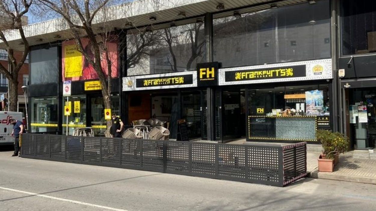 S'instal·la la primera plataforma que amplia la terrassa d'un local a Sant Cugat