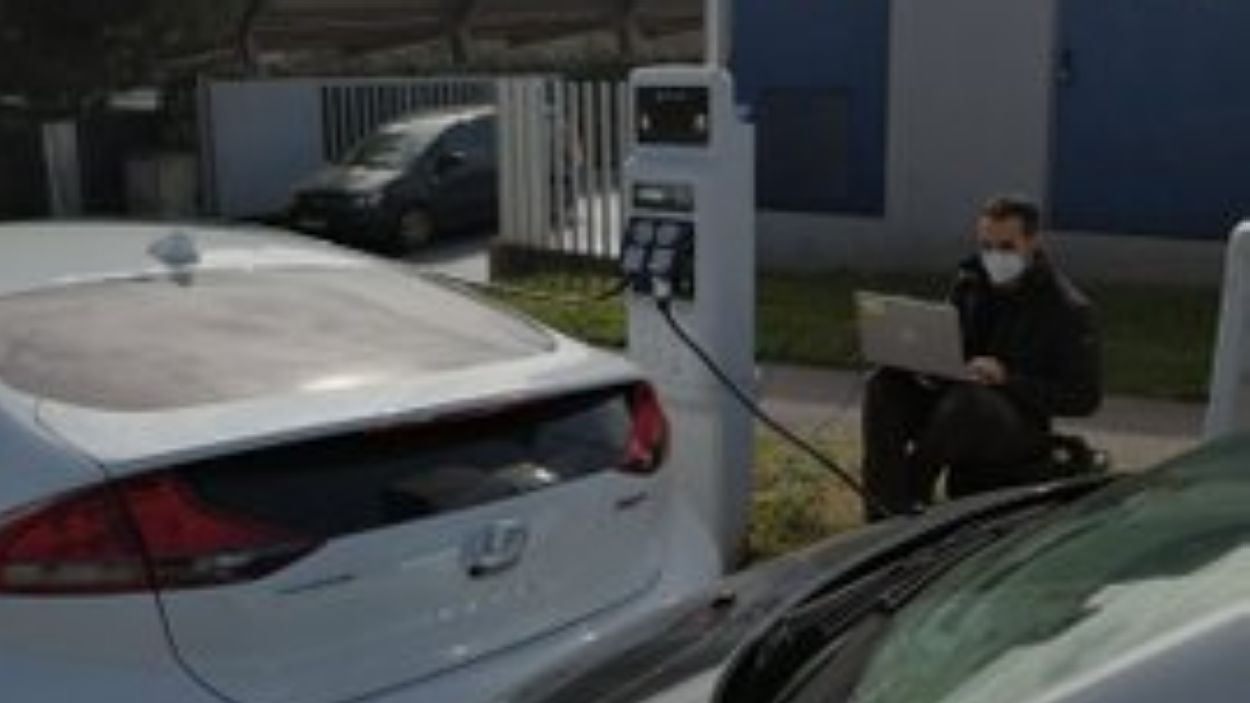 Sant Cugat amplia a cinc les estacions municipals de càrrega de vehicles elèctrics