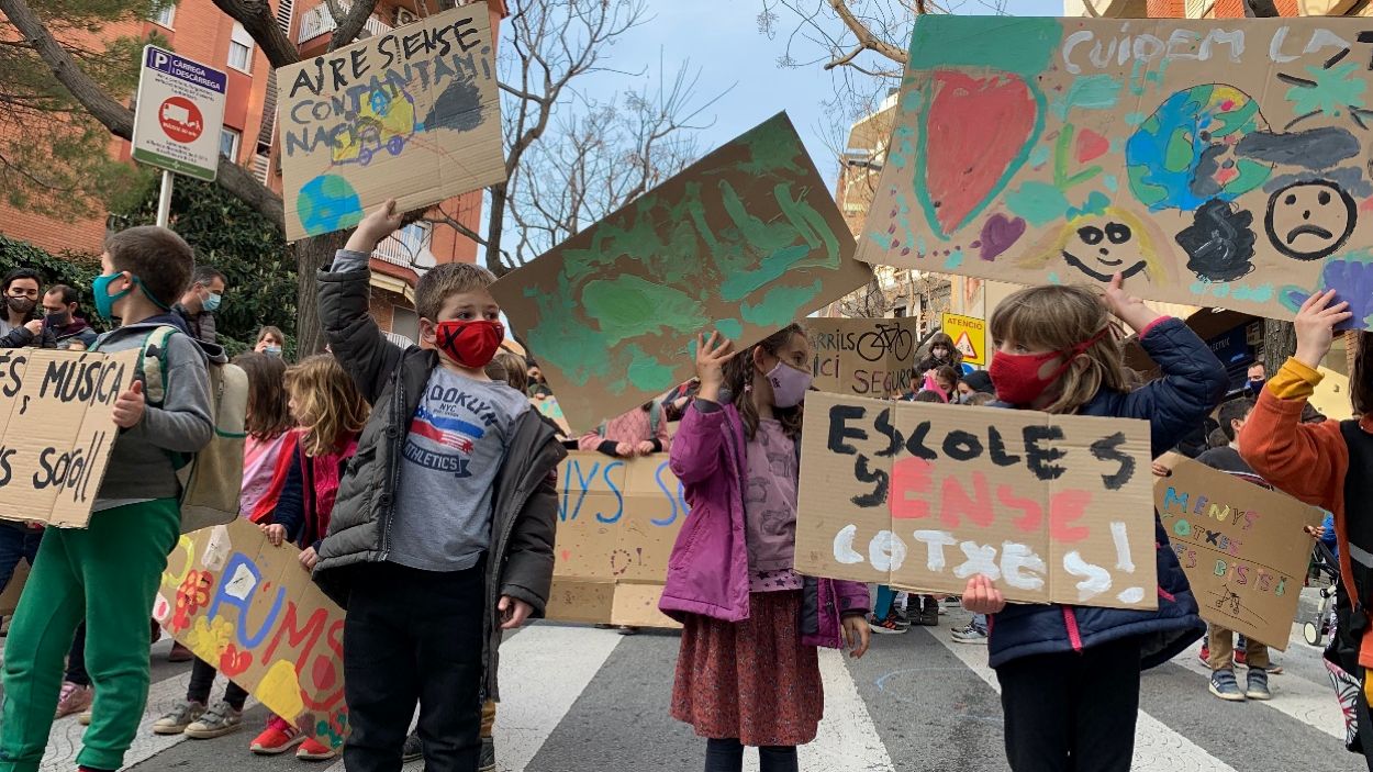 Escoles de Sant Cugat tallen els carrers per exigir entorns escolars més segurs i pacificats