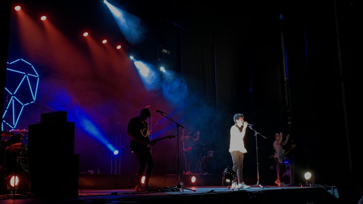 El públic de Sant Cugat embogeix amb el concert de Miki Núñez, el primer de la gira 'Iceberg'