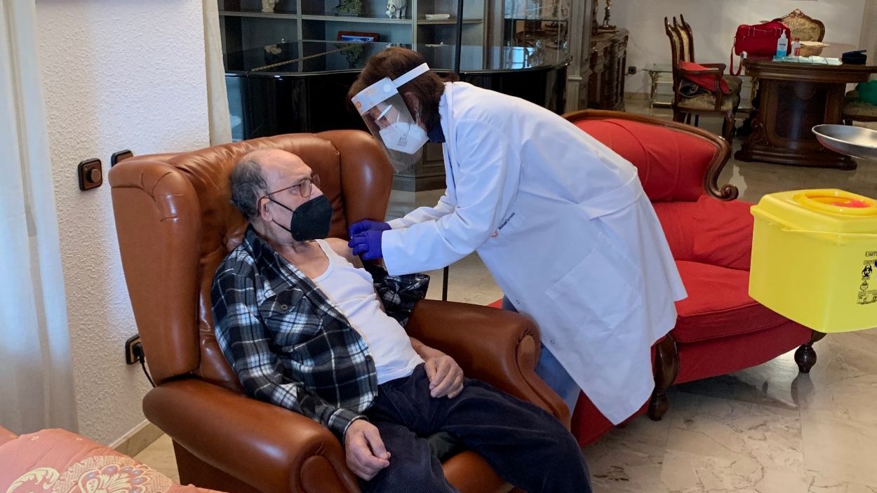 Sanitaris de Sant Cugat vacunen a domicili a majors de 80 i les persones que els cuiden