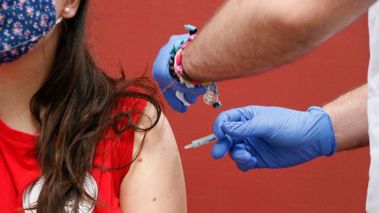 Els menors de 40 anys es començaran a vacunar al juliol