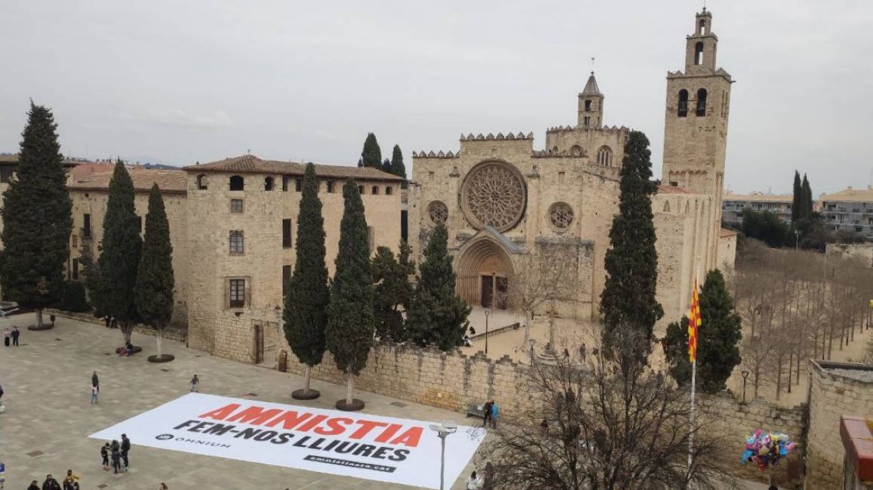 Òmnium Sant Cugat demana l'amnistia a través d'una pancarta al Monestir