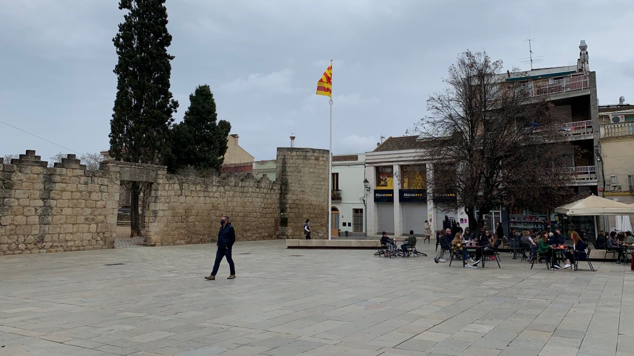 Torna a onejar la senyera a la plaça d'Octavià
