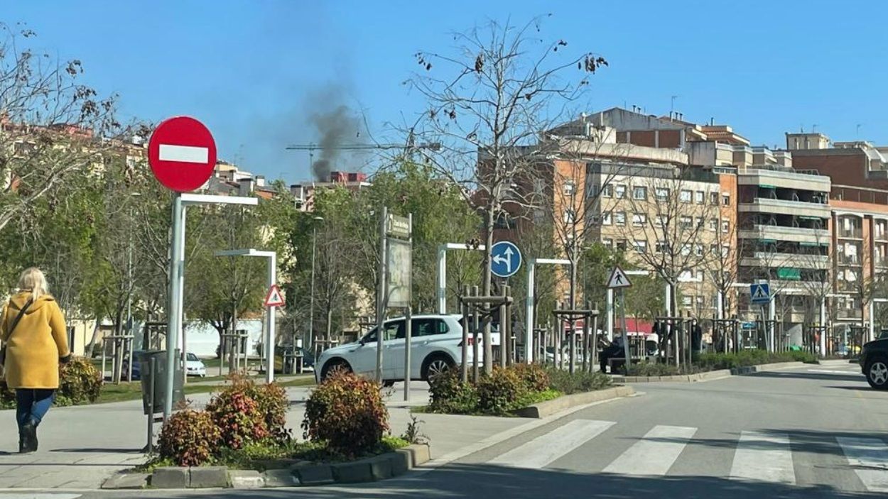 Crema el celobert d'un edifici de l'avinguda de Cerdanyola