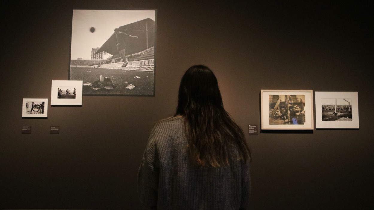 El MNAC destapa la capsa trobada a Sant Cugat amb les fotografies inèdites d'Antoni Campañà
