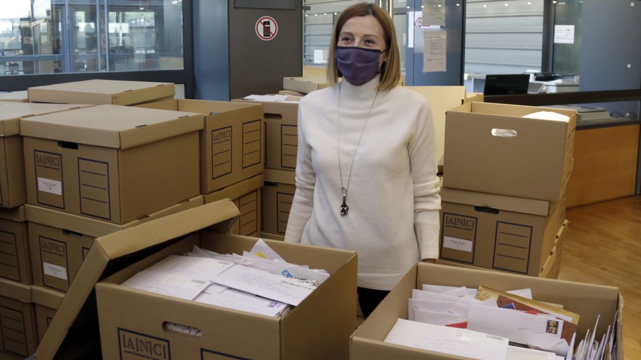 Forcadell lliura a l'Arxiu Nacional milers de cartes que ha rebut a presó per part de la ciutadania