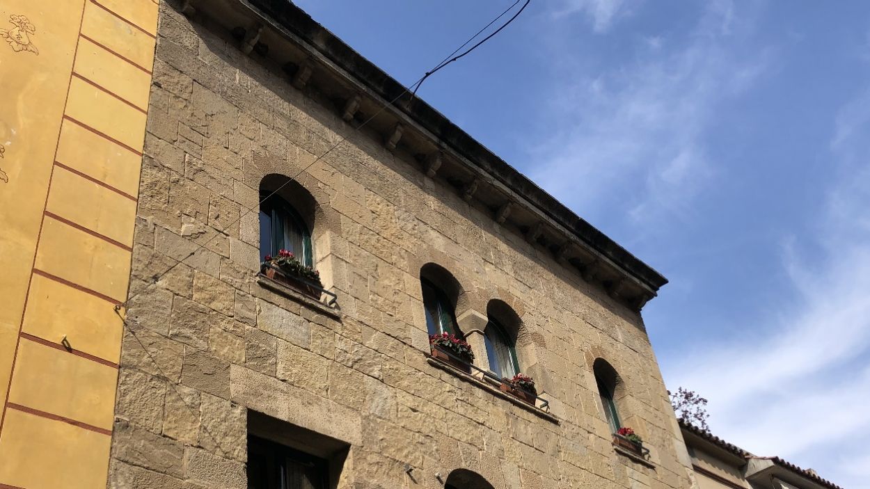 Denunciat un establiment del carrer Major de Sant Cugat per retirar sense permís nius d'oreneta