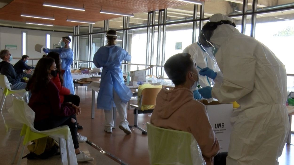 Llargues cues a la UAB en la primera jornada de cribratge massiu