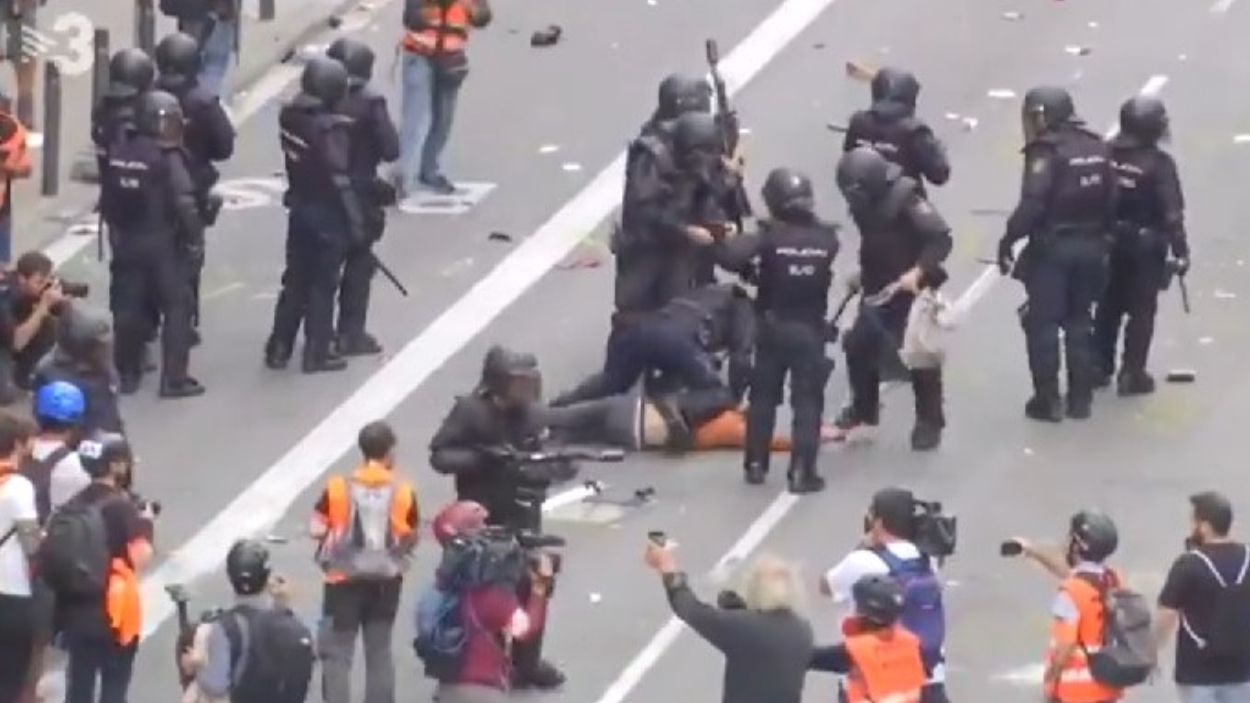 El judici al jove santcugatenc detingut durant les protestes per la sentència de l'1-O és aquest dimecres