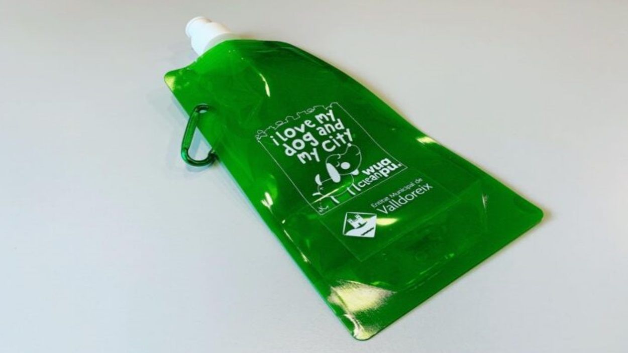L'EMD de Valldoreix reparteix 150 ampolles plegables per netejar el pipi dels gossos a la via pública