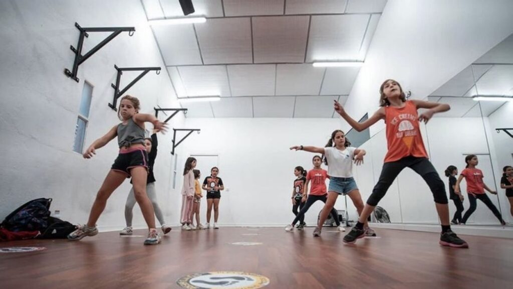 Alt: La dansa, un benefici directe per al desenvolupament corporal en l'edat infantil
