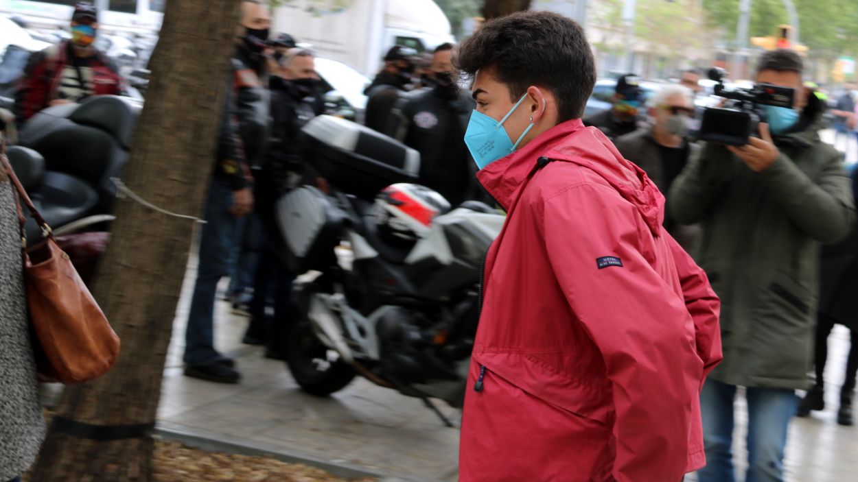Sant Cugat exigeix l'anul·lació del judici contra Guillem, el jove santcugatenc de la dessuadora taronja