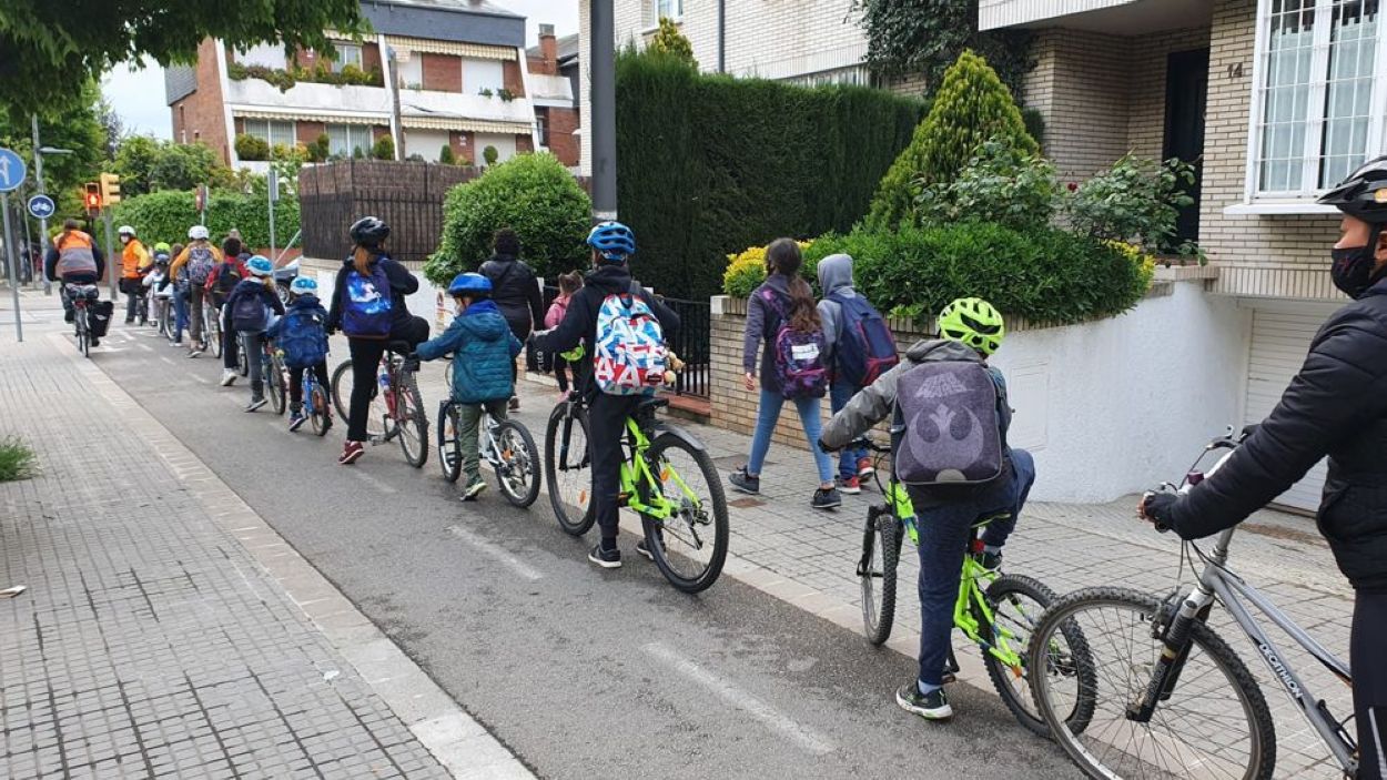 Un centenar d'infants i pares protagonitzen la prova pilot del Bicibús de l'Escola Pi d'en Xandri