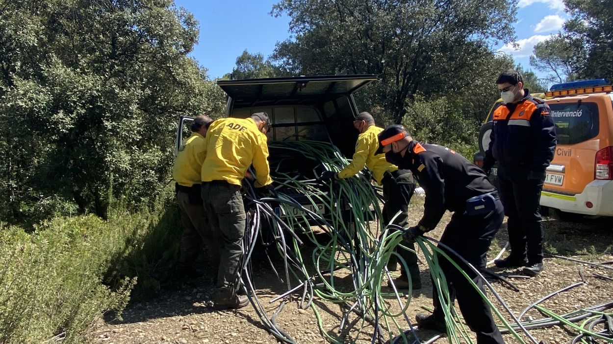 Recollits més de 200 quilos de cablejat elèctric al bosc de Can Camps