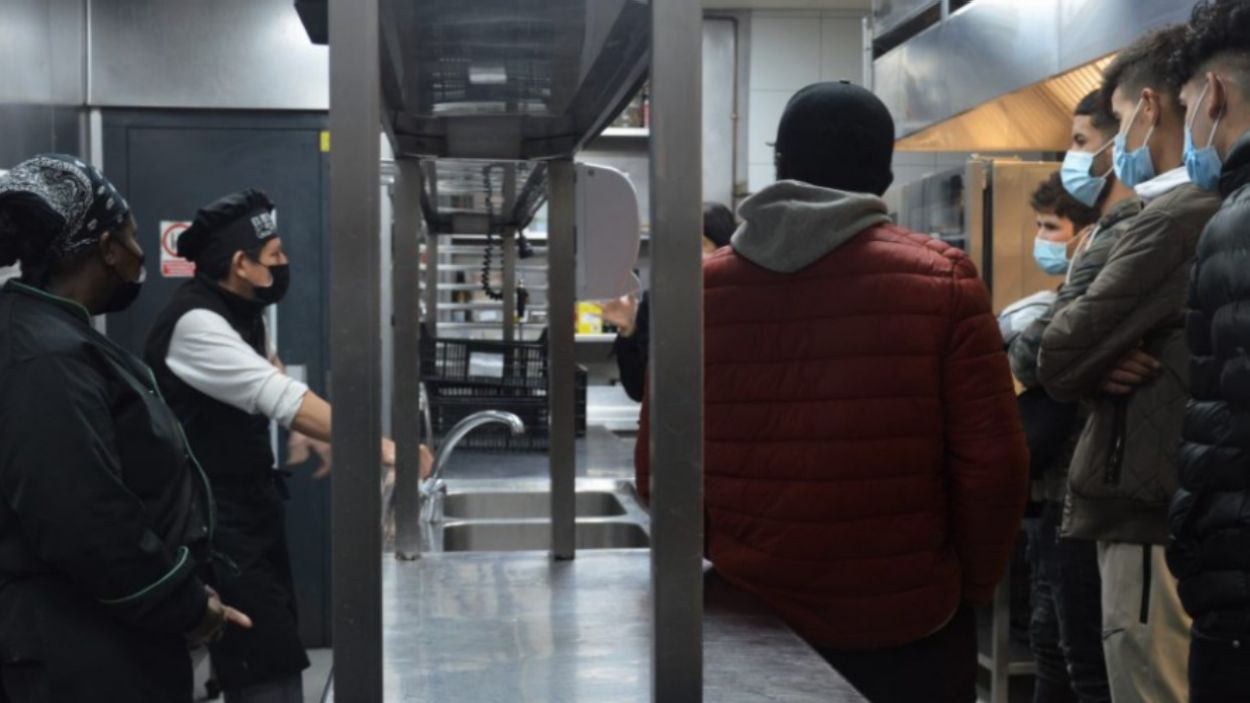 La Masia Can Ametller rep l'associació Punt de Referència amb una visita guiada per al jovent del 'Projecte Atenea'