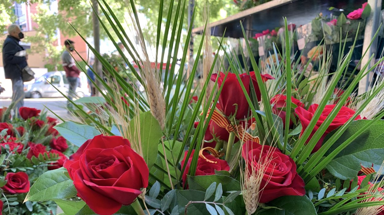 Les parades de llibres i roses s'escampen més enllà de la plaça d'Octavià