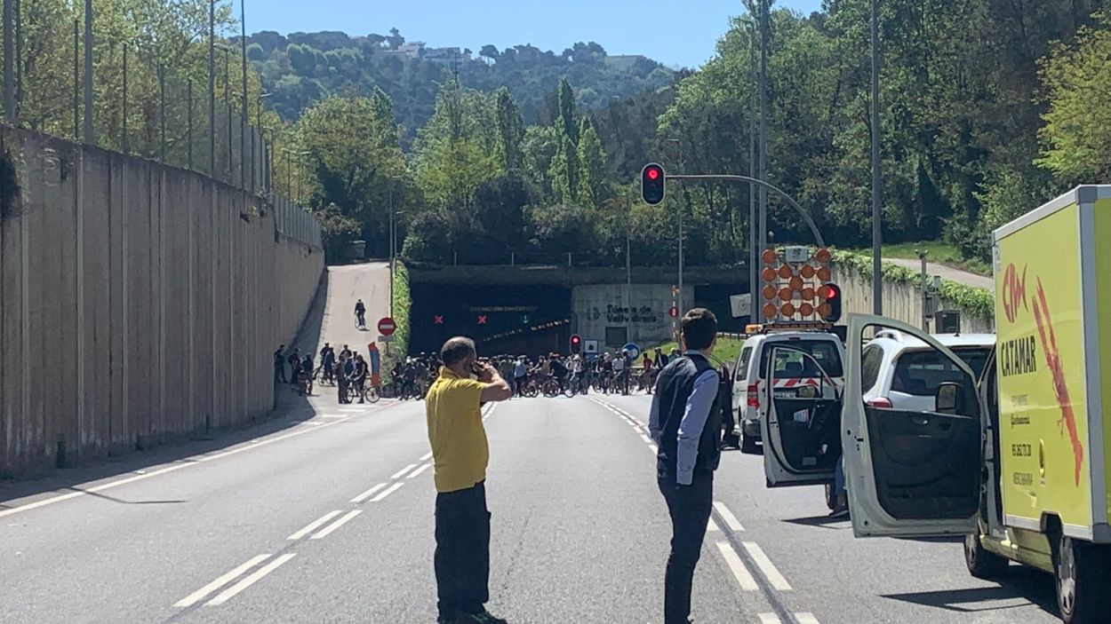 13 multes de 200 euros als ciclistes que van participar en una manifestació als Túnels de Vallvidrera