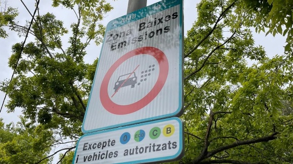 Es manté la suspensió de la Zona de Baixes Emissions de Sant Cugat fins dimecres per la interrupció de Rodalies