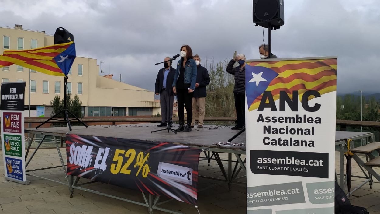 El Bus per la Independència reclama la formació de govern en el seu pas per Sant Cugat